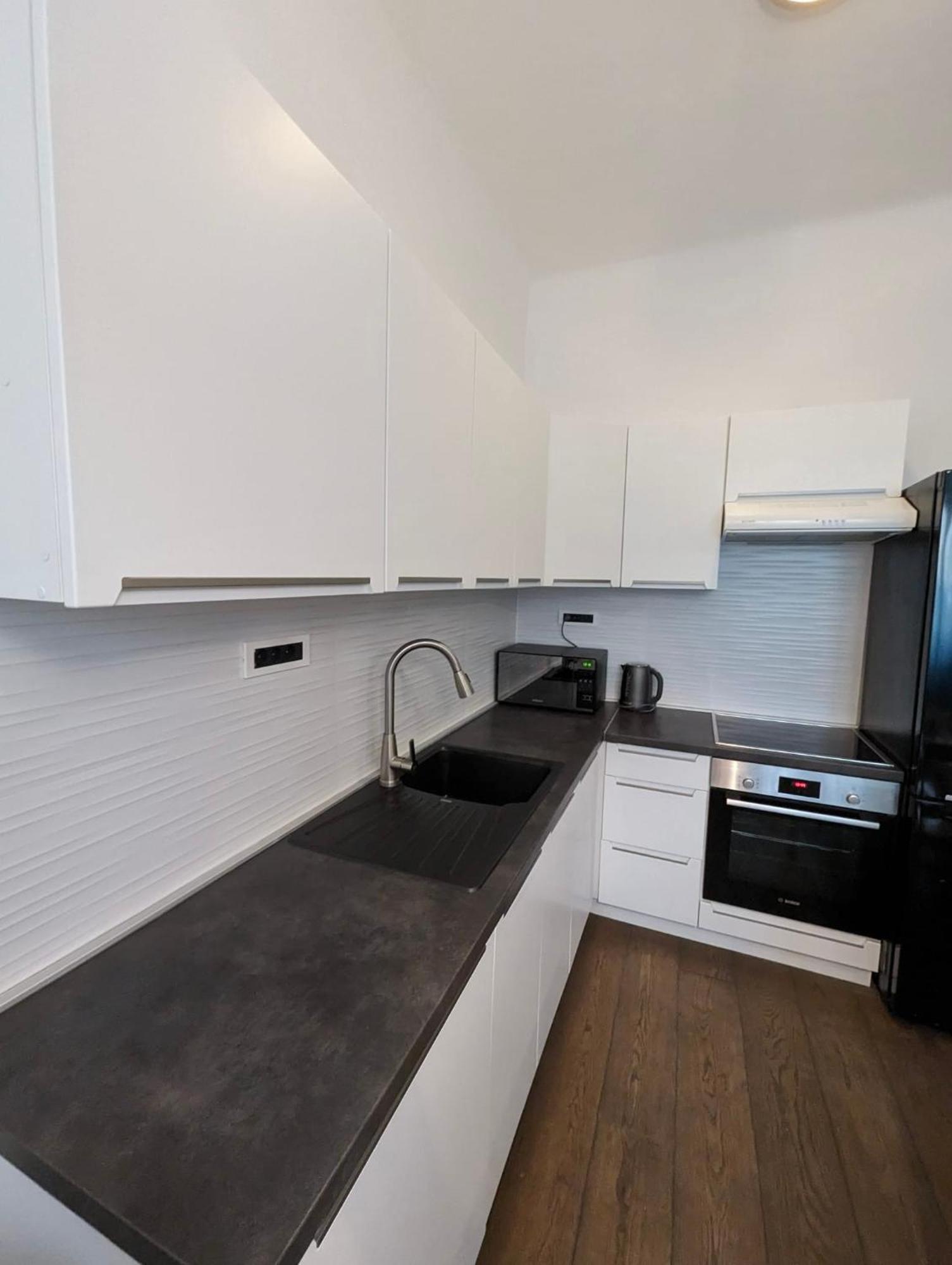 Fantabulous Downtown Abode W King Bed, 65" Tv, Washer And Tumble Dryer زغرب المظهر الخارجي الصورة